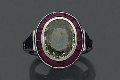 Bague à monture en platine, ornée d'un saphir...