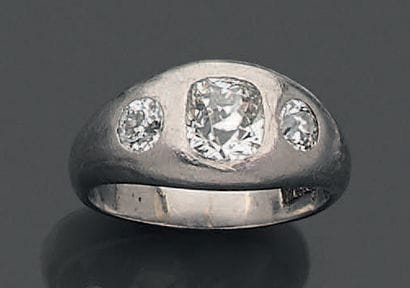 Bague demi-jonc en platine, ornée de trois...