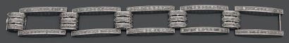 Bracelet en platine, les larges maillons...