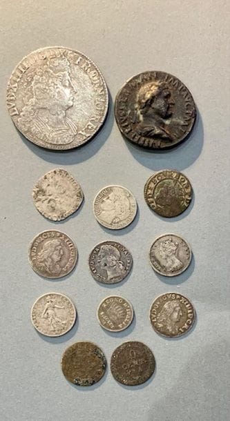 Ensemble de neuf pièces anciennes en argent...
