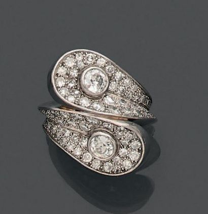 Bague croisée en platine, à deux spatules...