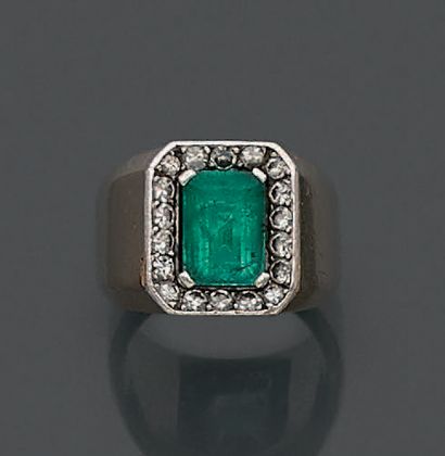 Bague chevalière en or jaune 18K (750), sertie...