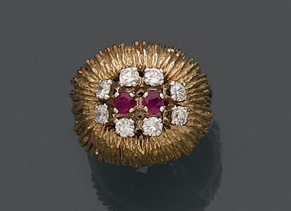Bague à monture en or jaune 18K (750), ciselée...