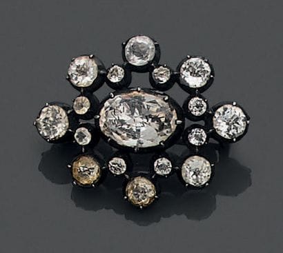 Broche ovale à monture en argent et argent...