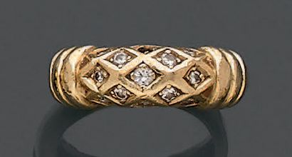 Bague en or jaune 18K (750), ornée de petits...
