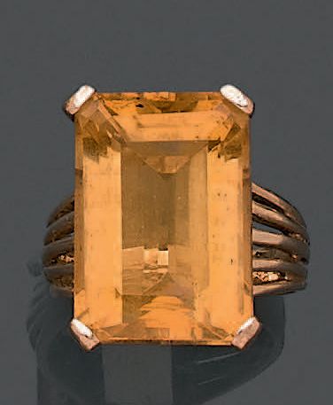 Bague à monture en or jaune 18K (750), ornée...