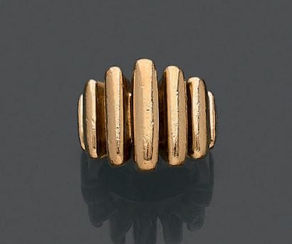 Bague en or jaune 18K (750), à godrons saillants...