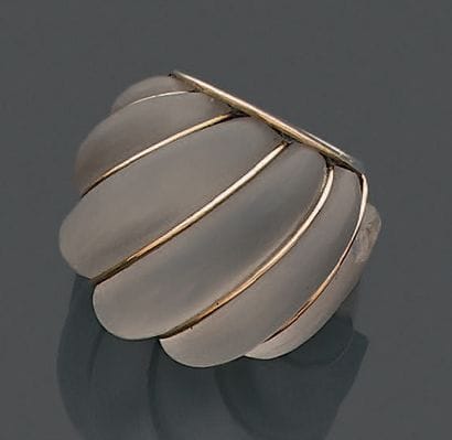 Bague à monture en or jaune 18K (750), surmontée...