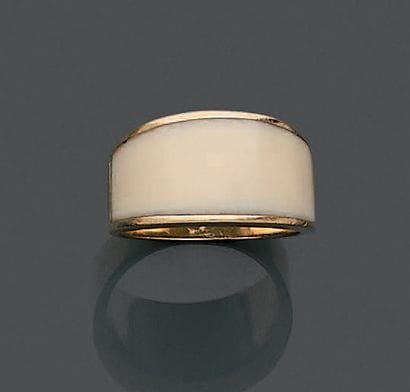 Bague demi-jonc en or jaune 18K (750), ornée...