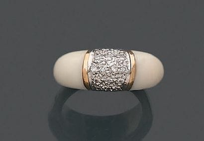 Bague demi-jonc en or jaune 18K (750), sertie...