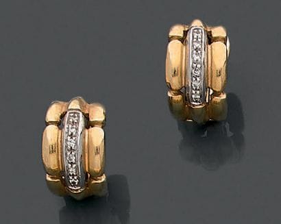 Paire de clips d'oreille en or jaune et or...