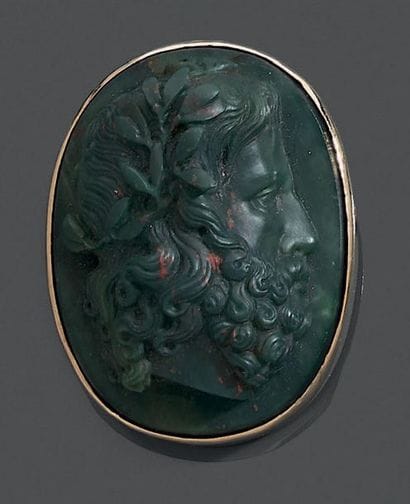 Broche ovale ornée d'un camée en jaspe sanguin...