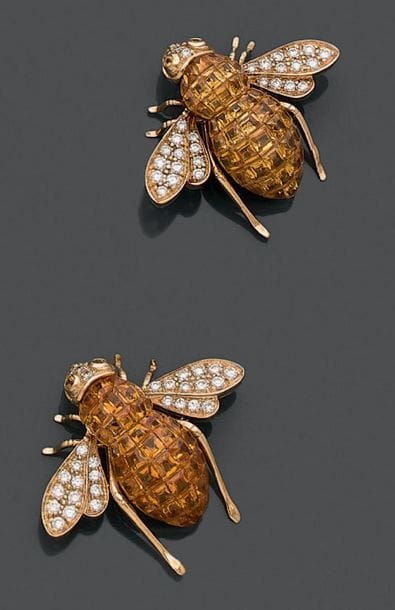 Paire de broches en or jaune 18K (750), figurant...