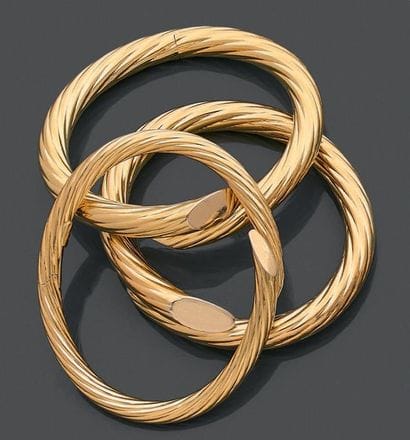 Trois bracelets jonc ouvrant en or jaune...