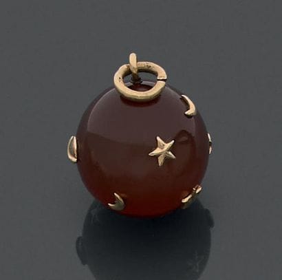 Pendentif formé d'une boule d'ambre piquée...