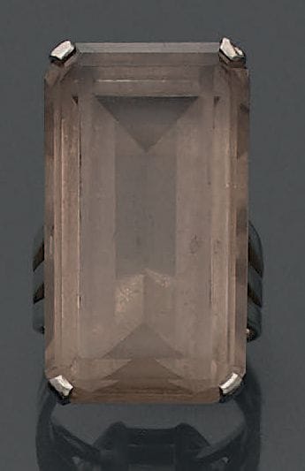 Bague à monture en or gris 18K (750), ornée...