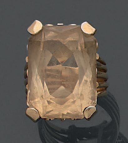 Bague en or jaune 18K (750), la monture rectangulaire...