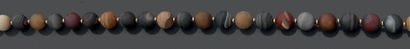 Collier formé de boules d'agate de différentes...
