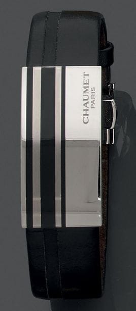 Bracelet formé d'une plaque légèrement incurvée...