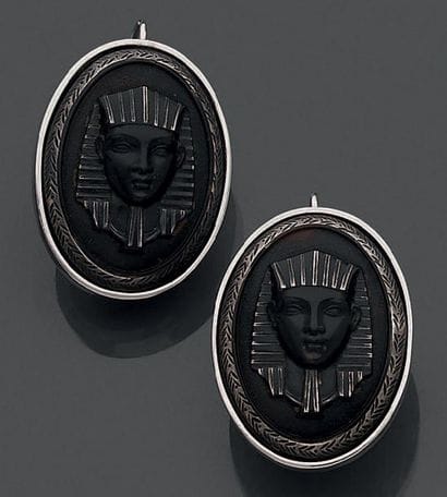 Paire de boucles d'oreille en or gris 18K...