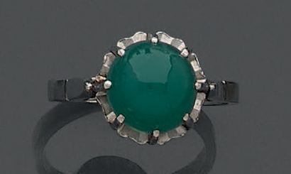 Bague à monture en platine, ornée d'un cabochon...