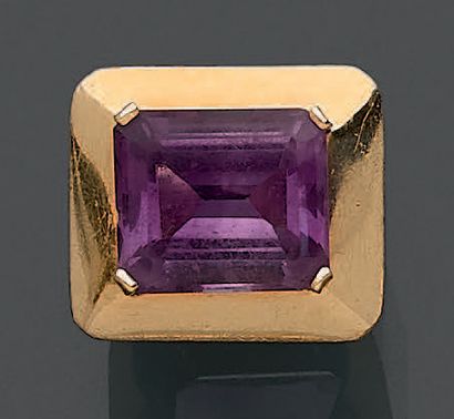 Bague de forme chevalière en or jaune 18K...
