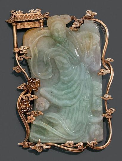 Important pendentif, la monture en or jaune...
