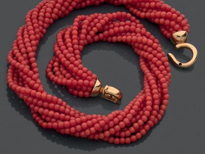 Collier ras du cou formé de neuf rangs de...
