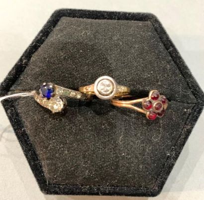 Ensemble de trois bagues :
- bague de jeune...