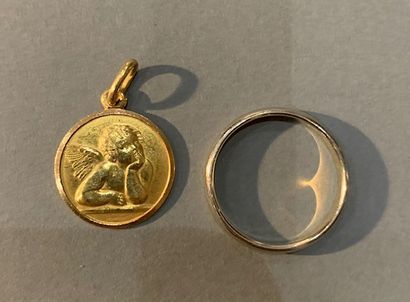 Ensemble en or jaune 18K (750) :
- médaille...
