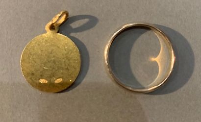 Ensemble en or jaune 18K (750) :
- médaille...