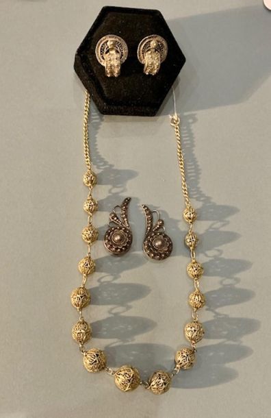 Ensemble en argent (800) :
- tour de cou...