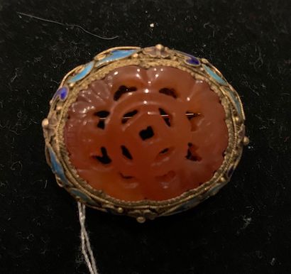 Broche de forme ovale, la monture en argent...