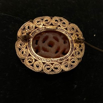 Broche de forme ovale, la monture en argent...