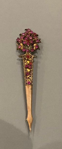 Broche en argent doré (800), figurant un...