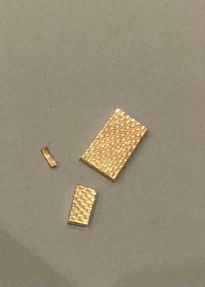 Trois fragments de débris d'or jaune 18K...