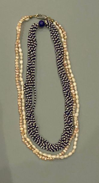 Collier formé de neuf rangs entrelacés de...