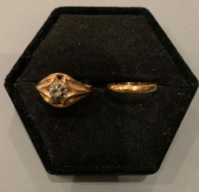 Ensemble en or jaune 18K (750) :
- petite...