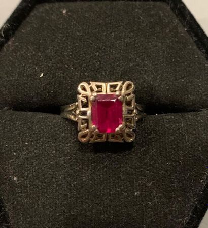 Bague en or gris 18K (750), ornée d'une pierre...