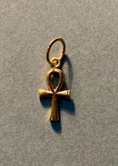 Pendentif ankh égyptien en or jaune 18K (750).
Poids...