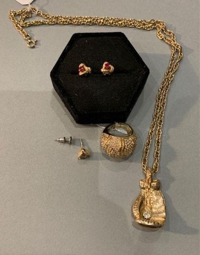 Paire de clous d'oreille en or jaune 18K...