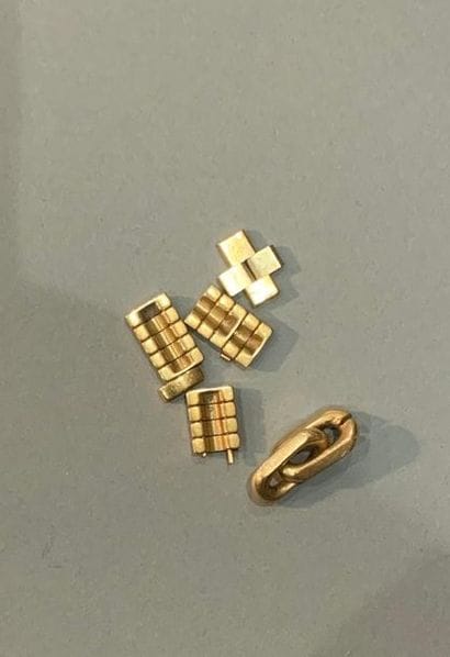 Lot de débris d'or jaune 18K (750), constitué...