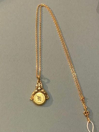 Ensemble en or jaune 18K (750) :
- fine chaîne...