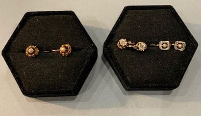 Trois paires de boucles d'oreille dormeuses...