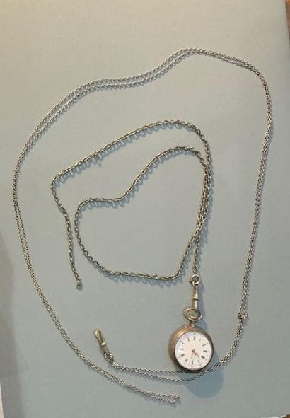 Ensemble en argent (900) :
- montre de col
-...