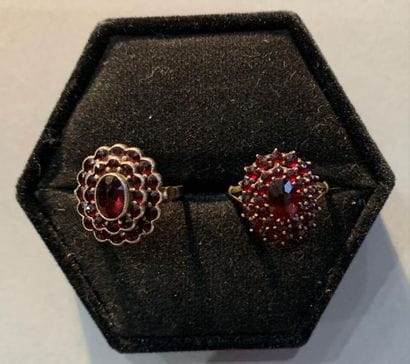 Deux bagues à monture en argent (900), ornées...