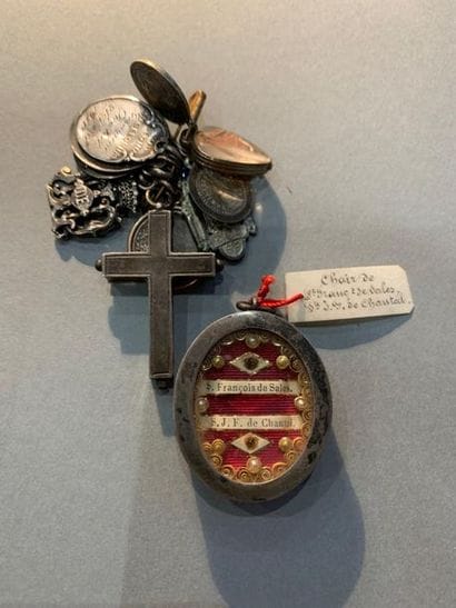 Ensemble en argent (900) :
- médaillon reliquaire...