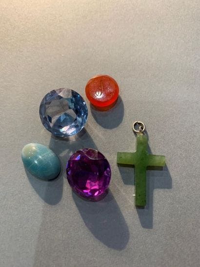 Ensemble de pierres dures : une croix, deux...