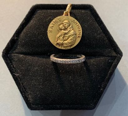 Alliance en or gris 18K (750), ornée de petits...