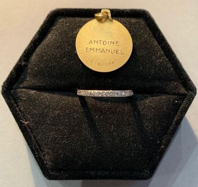 Alliance en or gris 18K (750), ornée de petits...